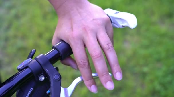 Mano femenina haciendo tambor de dedo en el volante de la bicicleta feliz, estado de ánimo positivo — Vídeos de Stock