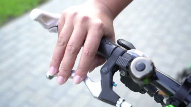 bisiklet direksiyonuna parmak davul yapma kadın el, beklerken sinir