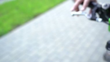 bicyle frenleme, ani durdurmak için bisiklet zili ve fren kullanarak kadın el