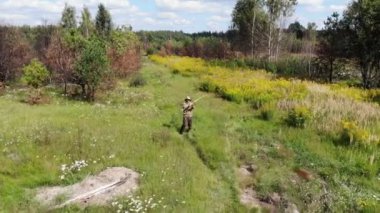 Mutlu çiftçi adam sahada dans ediyor, çılgın adam, garip insanlar, havadan çekim