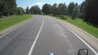 Beyaz Rusya'da güzel bir manzara doğal ve boş orman yolu üzerinde Motosikletli Rides ve işaret