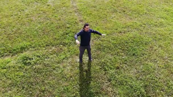 Homme faisant de l'exercice dans le parc aérien, séance d'entraînement, sport fitness mode de vie sain, étirement asiatique — Video