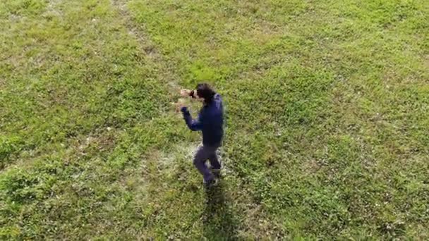 Hombre haciendo ejercicio en el parque aéreo, entrenamiento, deporte fitness estilo de vida saludable — Vídeo de stock