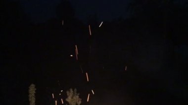 Gece Gökyüzünde Büyük Ateşten Yükselen Güzel Yanan Sıcak Kıvılcımlar. Soyut İzole Yangın Parlayan