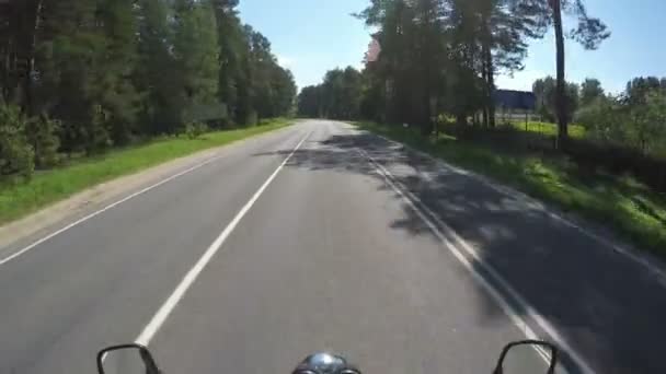 빈 도로로 여행 오토바이 라이더, 확인 기호, pov를 보여주는, 보기를 즐길 수 — 비디오