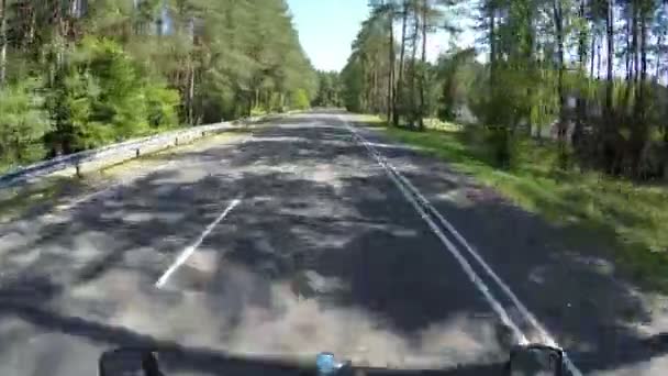 Водитель мотоцикла показывает смт указывая пальцем на дорогу, пов — стоковое видео
