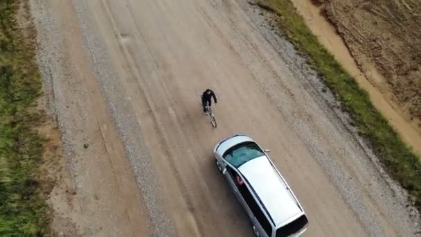 Bycicle stående mot bilen, vägtrafik koncept, konflikt, bycicle olycka, väg cykling — Stockvideo