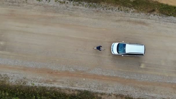 Bicicleta de pie contra el coche, concepto de tráfico por carretera, conflicto, accidente de bicicleta, ciclismo de carretera — Vídeo de stock