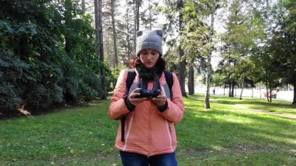 novices, pilote de drone femme opérant, apprendre à voler dans le parc d'automne, drôle de vidéo, portrait 