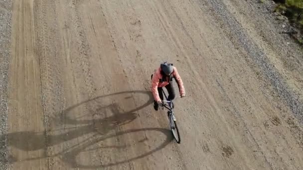 Cycling road bike, woman bycicle rider from top, aerial view, shot from above, man cyclist on empty — ストック動画