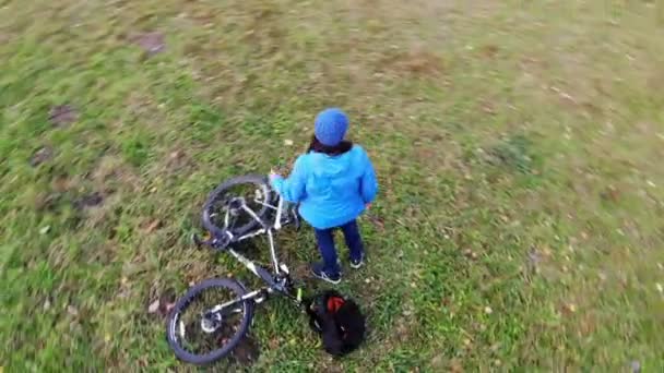 Vrouw fietser ontspannen met rust op groen gazon, luchtfoto, sport gelukkige levensstijl — Stockvideo