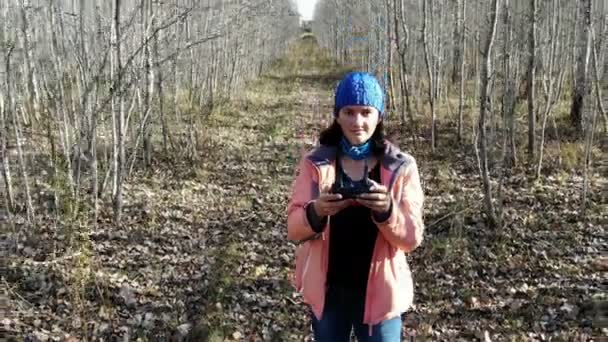 Piloto de drones mujer entrenando en bosque — Vídeos de Stock