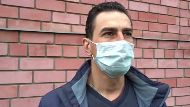 Man in medical mask out of breath, choking, suffocating, ill, heavy cough, breathless, suffer — Stock Video