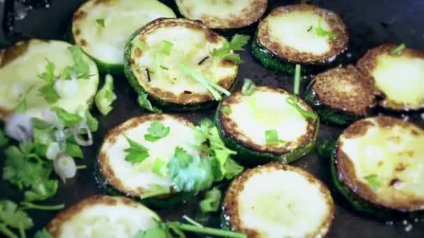 Zucchini vegan auf Pfanne mit anderem Grün von oben bestreuen — Stockvideo