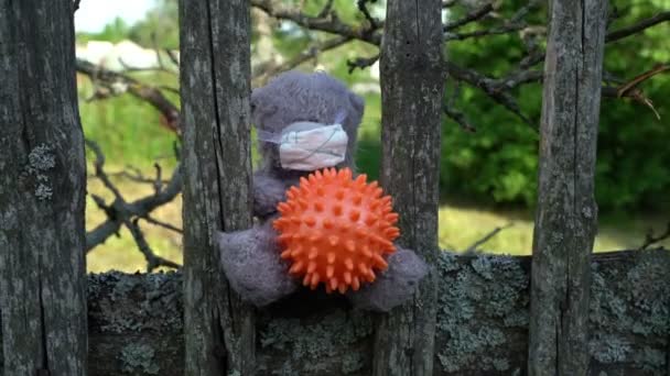 Plüschtier-Teddybär mit medizinischer Maske, Virus, Grippe, Infektionsschutz — Stockvideo