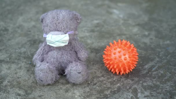 Urso de pelúcia de brinquedo de pelúcia com máscara médica colocando sobre ele, vírus, gripe, proteção de infecção — Vídeo de Stock