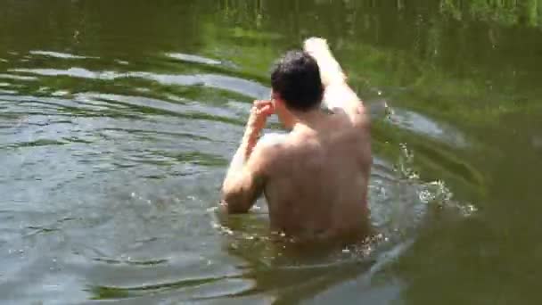 Hombre haciendo aqua aeróbic, boxeo en el agua — Vídeo de stock