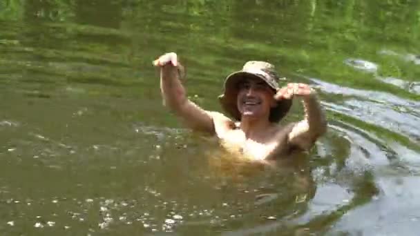 Feliz joven bailando en el agua, divertido disfrutar de vacaciones de verano concepto — Vídeo de stock