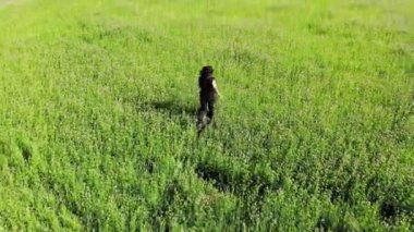 Yeşil alanda koşan mutlu bir kadın, mutluluk özgürlük ilham verici bir konsept, yukarıdaki İHA 'dan çekilen