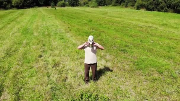 Homme éteint masque à gaz à l'extérieur et tombe comme elle n'est pas en mesure de respirer, à court d'oxygène, en vert — Video