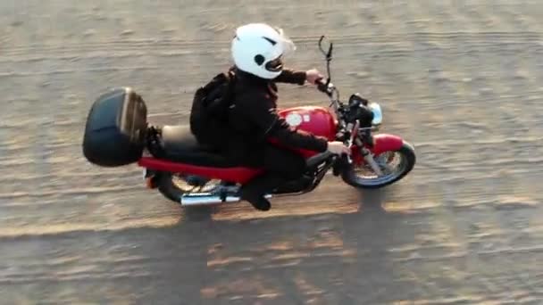 Radfahrerin fährt Motorrad auf Landstraße, inspiriert glücklich Freiheit Hobbykonzept — Stockvideo