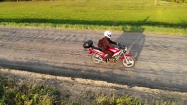 Motosiklet süren kadın motorcu, ilham verici mutlu özgürlük hobisi.