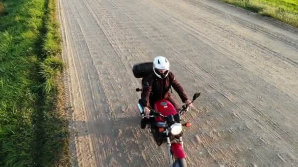 田舎道でバイクを運転する女性バイカー、感動的な自由趣味のコンセプト — ストック動画