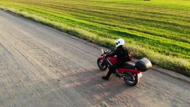 田舎道でバイクを運転する女性バイカー、感動的な自由趣味のコンセプト — ストック動画