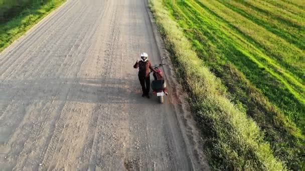 骑摩托车的女骑手走乡村小路，励志快乐自由的业余爱好理念 — 图库视频影像