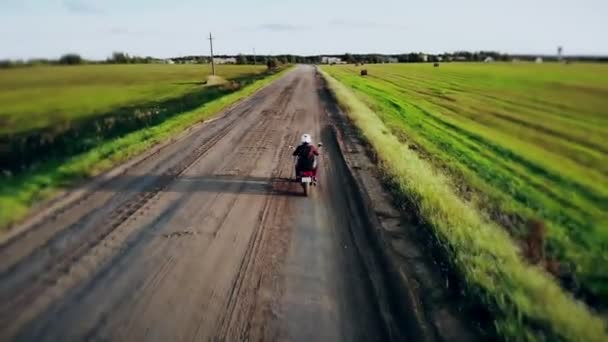 骑摩托车的女骑手走乡村小路，励志快乐自由的业余爱好理念 — 图库视频影像