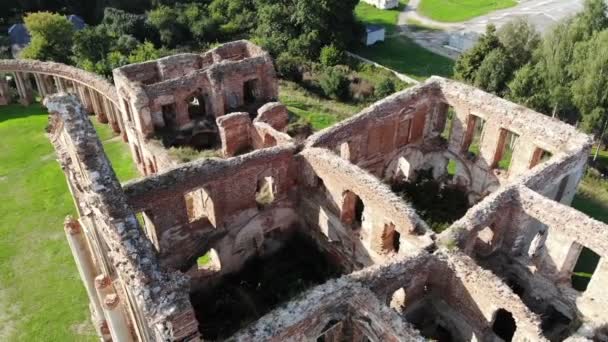 Ruinas del antiguo edificio del castillo antiguo en Europa, disparado desde el dron de arriba, arqueología aérea — Vídeo de stock