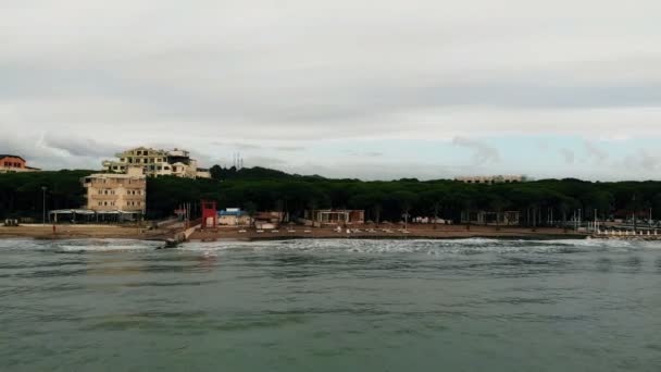 Volando sobre la playa de Albania en el mar adriático, plano aéreo vista superior por encima — Vídeos de Stock