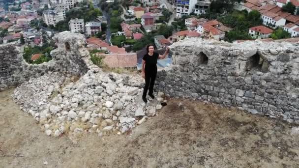 Pengembara wanita menyelidiki reruntuhan tua di puri kuno, menemukan sejarah, tembakan udara dari drone — Stok Video