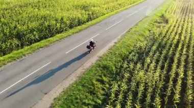 Günbatımında şehir yolunda motosiklet sürmek, İHA 'dan çekilen güzel macera yolculuğu görüntüleri,