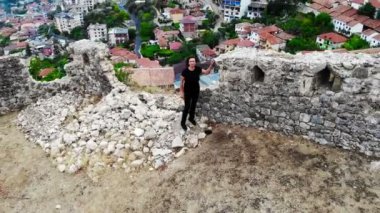 Antik kaledeki eski kalıntıları araştıran kadın gezgin, tarihi keşfetti, insansız hava aracından havadan ateş edildi.