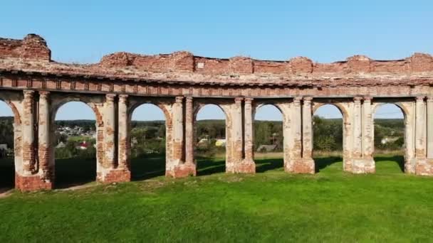 Ruínas do edifício antigo velho do castelo em europa, disparado do drone acima, archaelogy aéreo — Vídeo de Stock