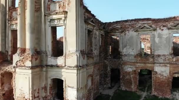 Ruinas del antiguo edificio del castillo antiguo en Europa, disparado desde el dron de arriba, arqueologyruins aérea de edad — Vídeo de stock