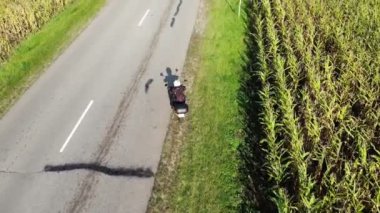 Günbatımında şehir yolunda motosiklet sürmek, İHA 'dan çekilen güzel macera yolculuğu görüntüleri,