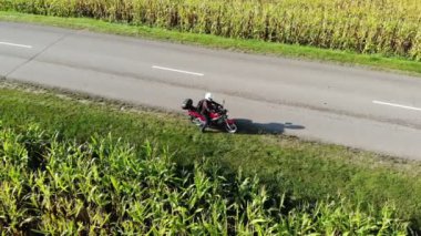 Günbatımında şehir yolunda motosiklet sürmek, İHA 'dan çekilen güzel macera yolculuğu görüntüleri,