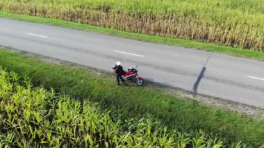Günbatımında şehir yolunda motosiklet sürmek, İHA 'dan çekilen güzel macera yolculuğu görüntüleri,