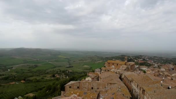 Luftaufnahme der Dächer von Montepulciano und der umliegenden Landschaft, in 4k