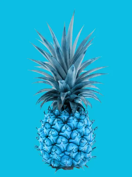 Gelbe Ananas Auf Blauem Hintergrund — Stockfoto