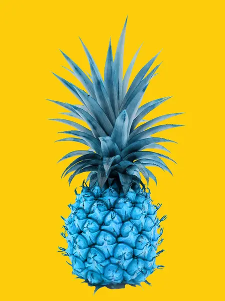 Gelbe Ananas Auf Blauem Hintergrund — Stockfoto