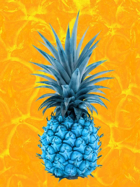 Gelbe Ananas Auf Blauem Hintergrund — Stockfoto