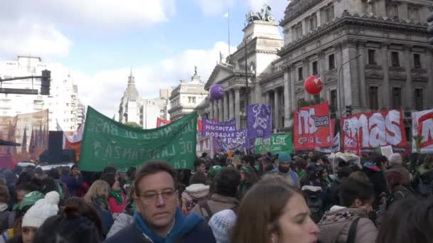 Volledige Schot Van Straat Vergadering Wijs Voor Pro Abortus Activisten — Stockvideo