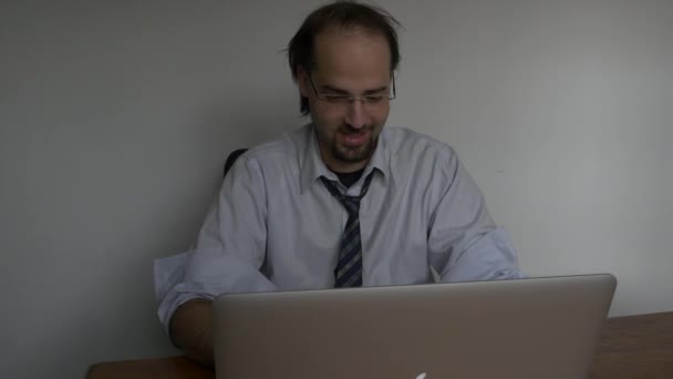 Tiro Frontal Medio Oficina Joven Hombre Negocios Camisa Relajado Trabajando — Vídeos de Stock