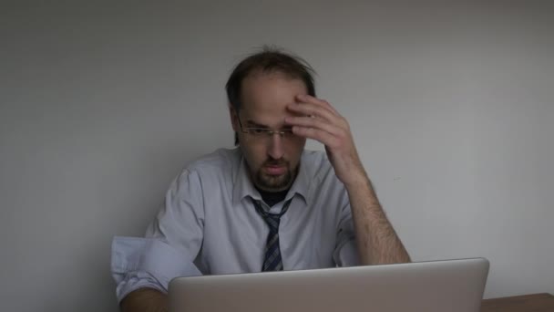 Czołowej Zdjęcie Office Młody Biznesmen Koszuli Martwi Się Pracę Laptopem — Wideo stockowe