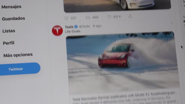 Fechar Foto Twitter Feed Desktop Tela Tesla — Vídeo de Stock