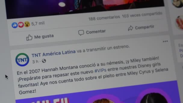 Close Van Facebook Feed Desktop Scherm Zoals Reactie Spaans — Stockvideo