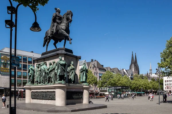 Köln ün Heumarkt Meydanı'nda Prusya kralı Friedrich Wilhelm III atlı heykeli, standları